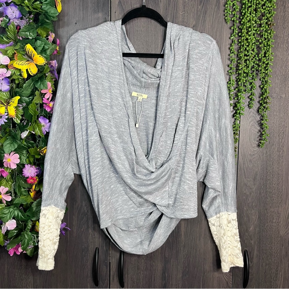 '💙2/$40💙Kori America V Neck Drape Lace Detail Sweater Top Size Small
